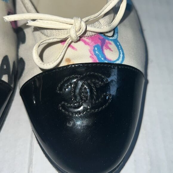 CHANEL BLACK WHITE & PURPLE CANVAS ALMOND TOE GRAPHIC BOW BALLET FLATS SIZE 10.5 - Picture 5 of 12